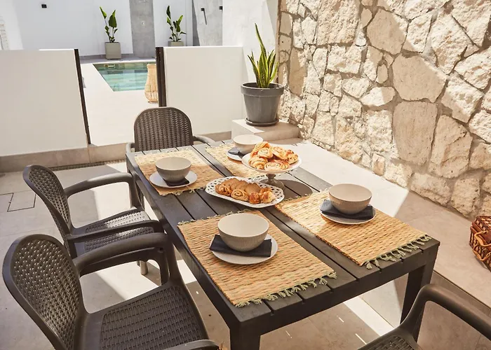 In Center New Salt Water Pool Villa *