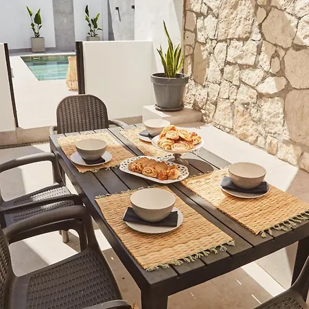 In Center New Salt Water Pool Villa *